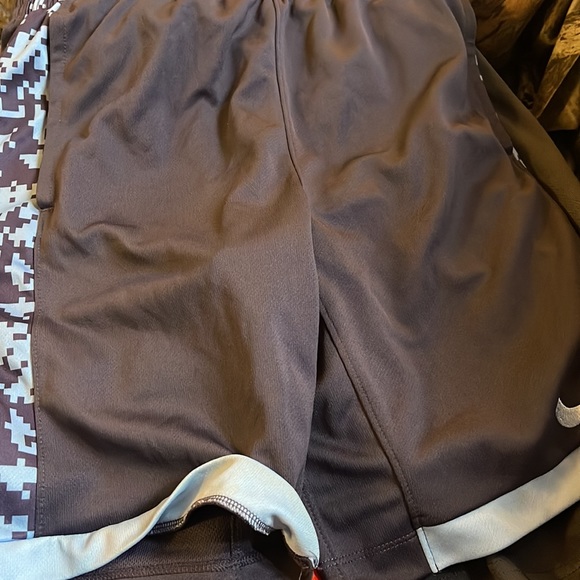 Boys shorts sizes medium to x large - Picture 5 of 6